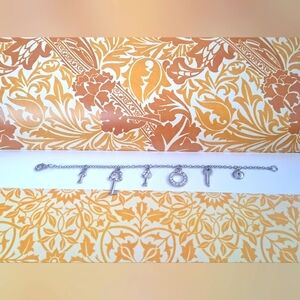 Sikber tone key bracelet